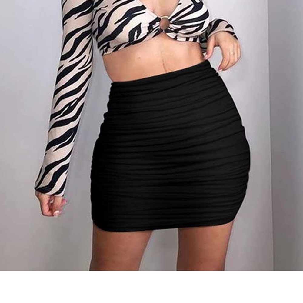 Black scrunchy mini skirt!